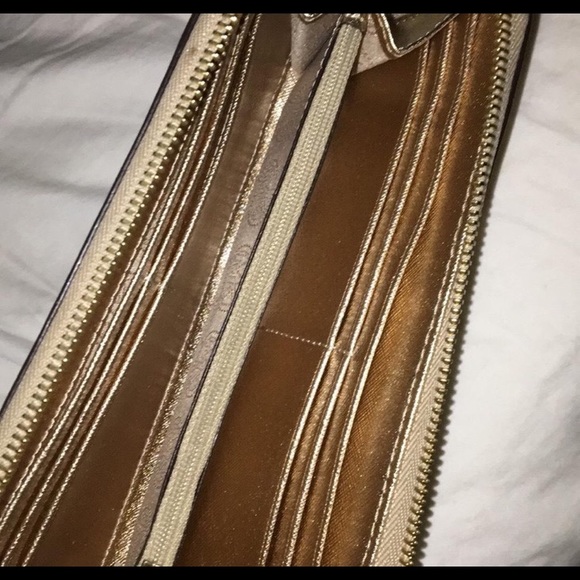 Michael Kors Wallet! - Picture 4 of 5